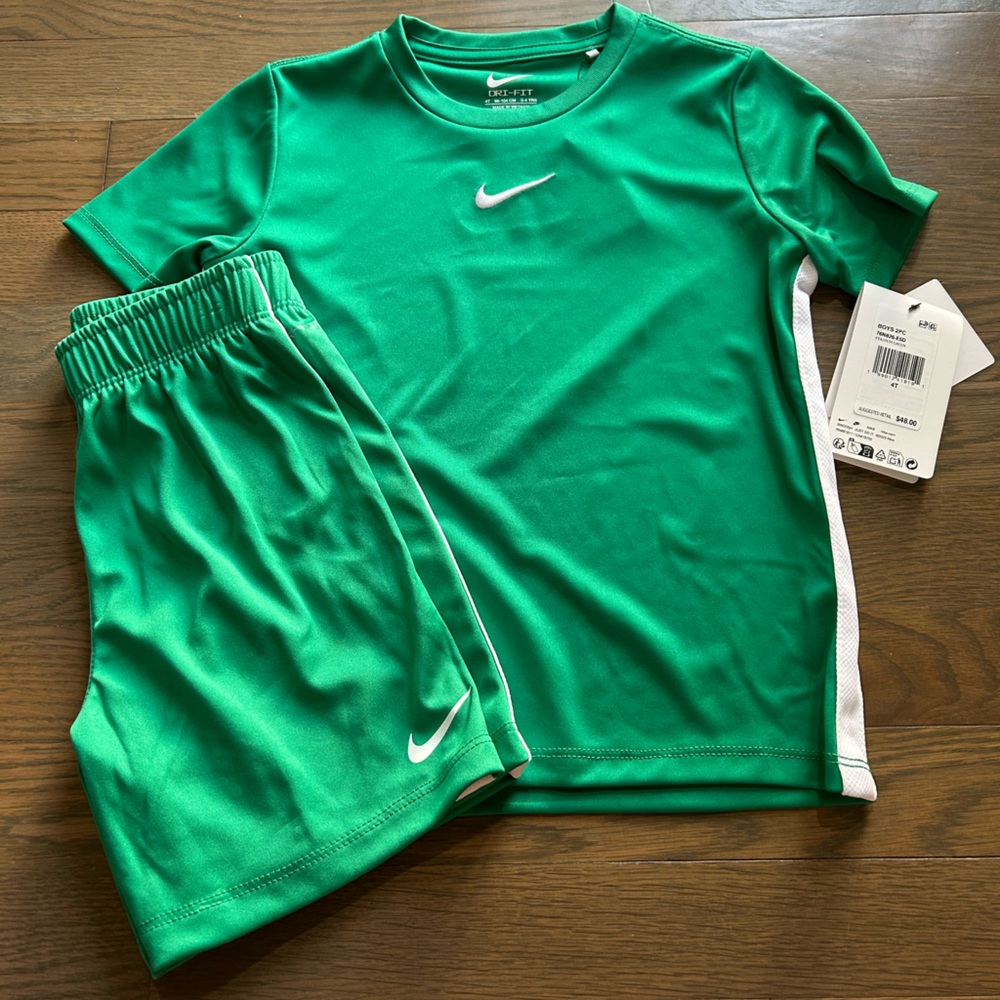 NWT Nike Toddler Set size 4T